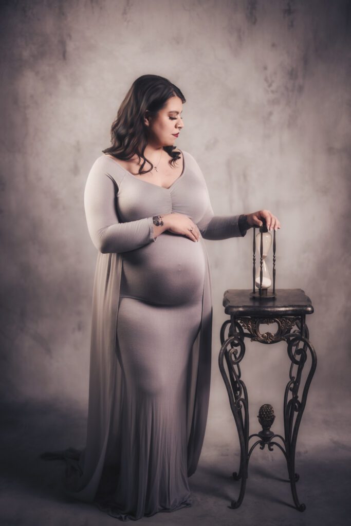 Maternity photo in studio with a hour glass